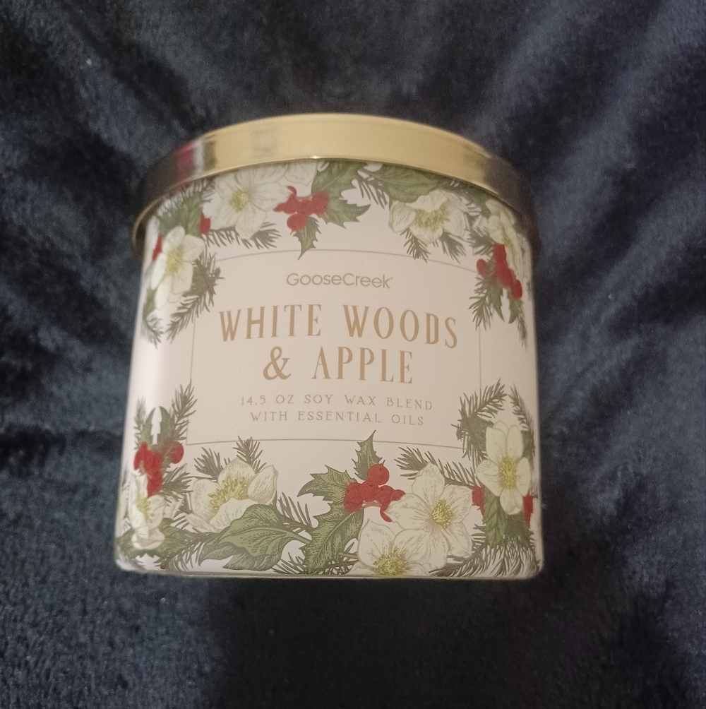 White Woods & Apple Candle - Cream and Gold